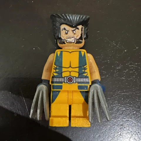 LEGO Wolverine Minifigure Yellow Suit w/ Claws Gray Claw Hands