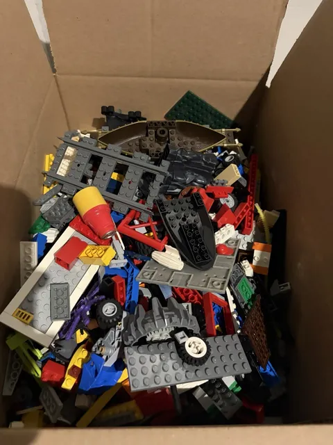 Bulk Legos 10LBS aprox (pieces, bags, mini figures parts)