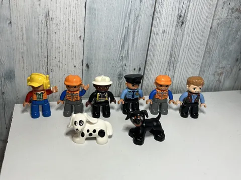 LEGO DUPLO Lot of 8 Figures - Workers and 2 dogs