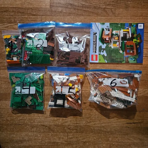 LEGO Minecraft The Modern Treehouse 21174 Complete Set 909 Pieces with Box