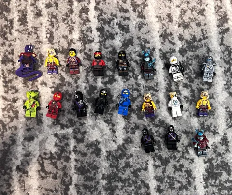 LEGO Minifigures Minifigure Lot w/ Accessories and Purple Snake Figure