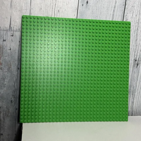 LEGO Bright Green 32x32 Base Plate 3811 (10" x 10")