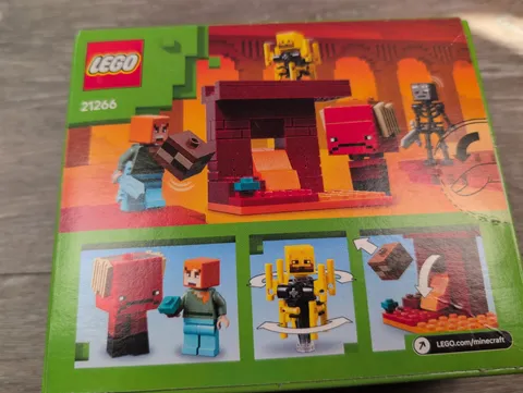 LEGO Minecraft THE NETHER LAVA BATTLE Set 21266 - NEW Sealed