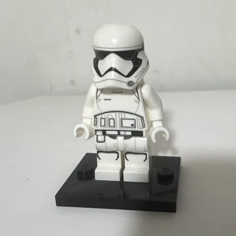 LEGO Star Wars (first order) Stormtrooper minifigure white armor w/ helmet