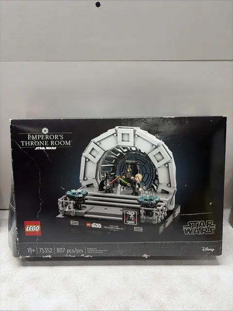 LEGO Star Wars: Emperor's Throne Room Diorama (75352) Damaged Box