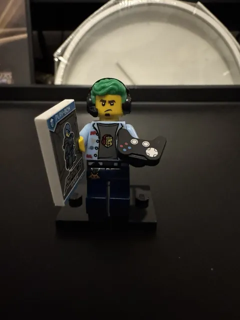 LEGO Minifigures Gamer Minifigure Green Hair w/ Headphones, Tile, Stand