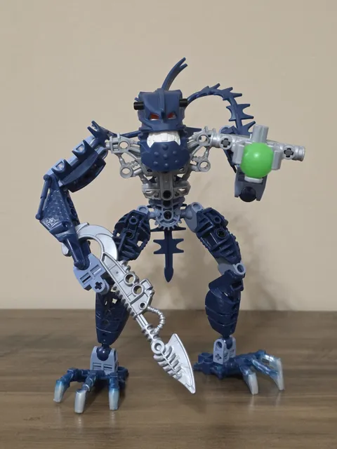 LEGO BIONICLE: Piraka - Vezok (8902) 100% Complete With Zamor Sphere