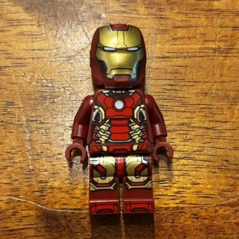 LEGO Marvel Iron Man Minifigure Red & Gold Armor w/ Helmet & Head Pieces Mark 43