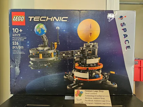 LEGO TECHNIC: Planet Earth and Moon in Orbit (42179)
