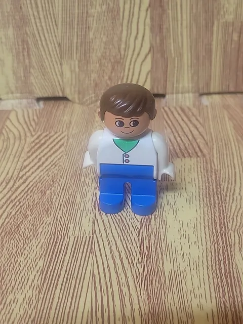 Lego Duplo Figure Man dk brown hair green/white/blue vintage