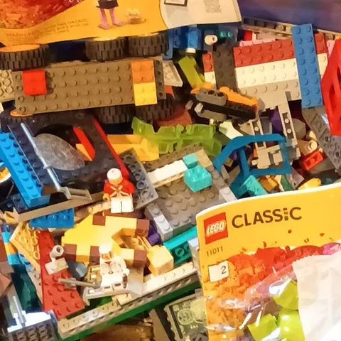 Assorted Legos 15 To 20 Lb Rubbermaid Tub And Legos Combined 20 Lb
