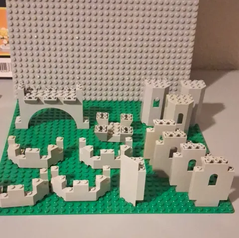 LEGO Castle Pieces. Lot Of 14 Pieces. Excellent Condition.