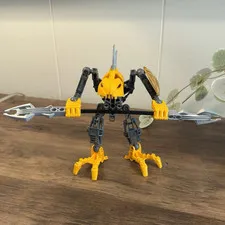LEGO BIONICLE Rahkshi with gold armor - price drop for damaged foot