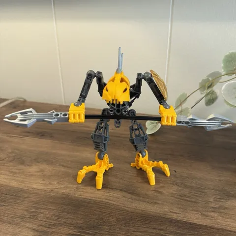 LEGO BIONICLE Rahkshi with gold armor - price drop for damaged foot