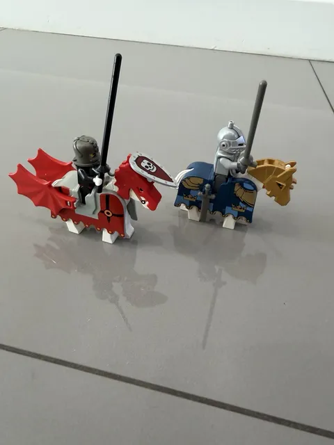 Lego Castle Fantasy Era Crown Knight With Castel Horse And Armor + Accessories