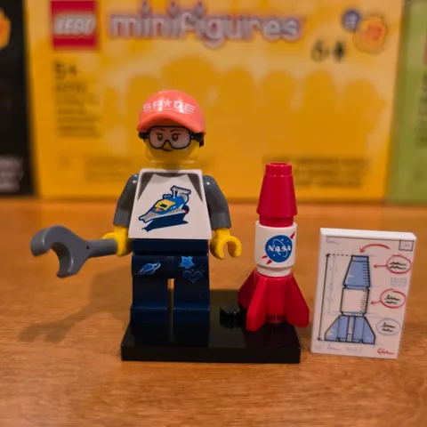Lego Space Fan NASA - CMF Series 20 - Collectible Minifigure - COMPLETE