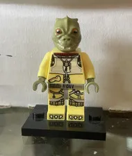 LEGO Star Wars Bossk Head Yellow Outfit w/ Black Display Stand