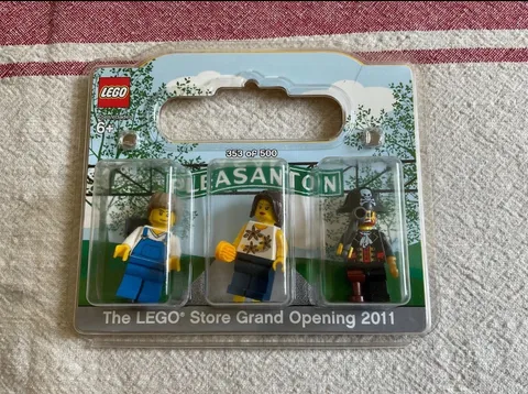 LEGO Store Grand Opening Pleasanton 2011 Minifigure Pack /500 Sealed Exclusive