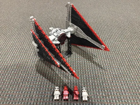 LEGO Star Wars Sith TIE Fighter 75272 + 4 Minifigures Sith Troopers First Order