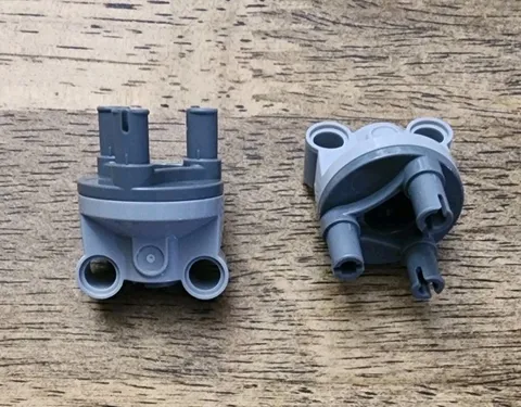 LEGO Light Bluish Gray Technic, Steering Axle, Dark Bluish Gray Wheel Hub. QTY 2