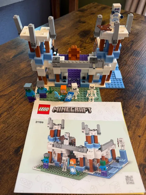 LEGO Minecraft: The Ice Castle (21186)