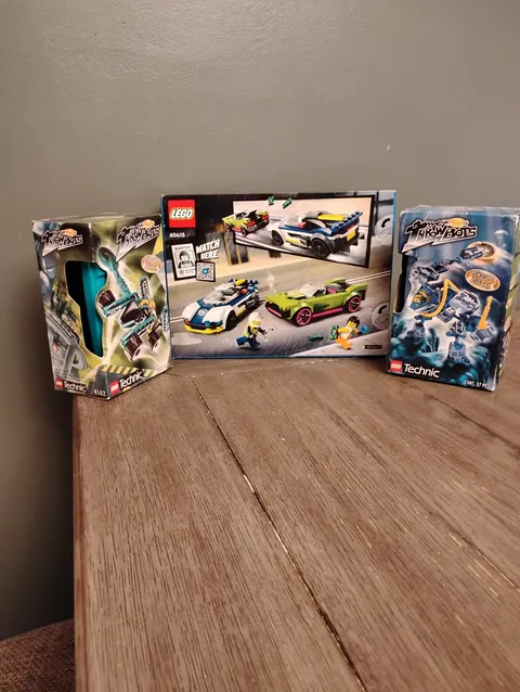 Technic Throwbots (8502, 8507) & LEGO City Police Car/Muscle Car Chase (60415)