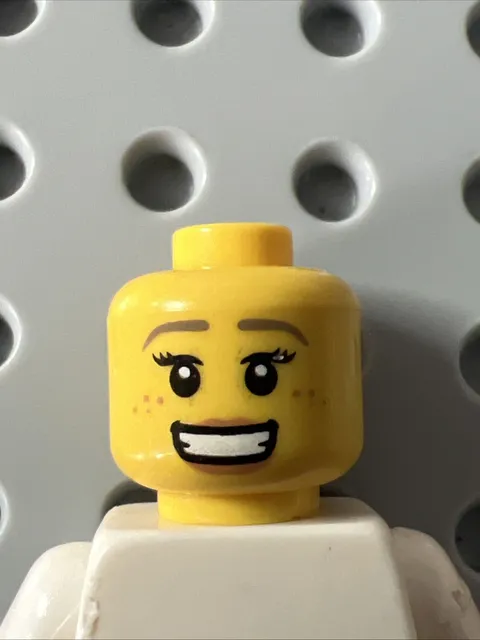 LEGO 3626pb0994 Pretzel Girl Head Female Freckles Eyelashes Peach Lips Smile