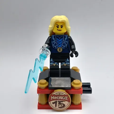 🇺🇲 LEGO Ninjago Elemental Master Lightning Minifigure & 15th Anniversary Stand