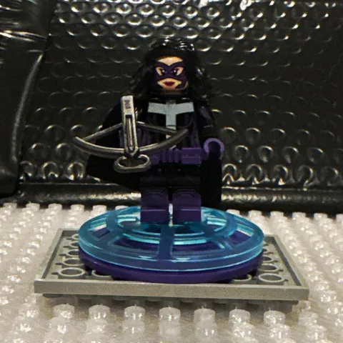 LEGO Minifigure huntress w/ Black Cape, Crossbow, Purple Legs colsh11