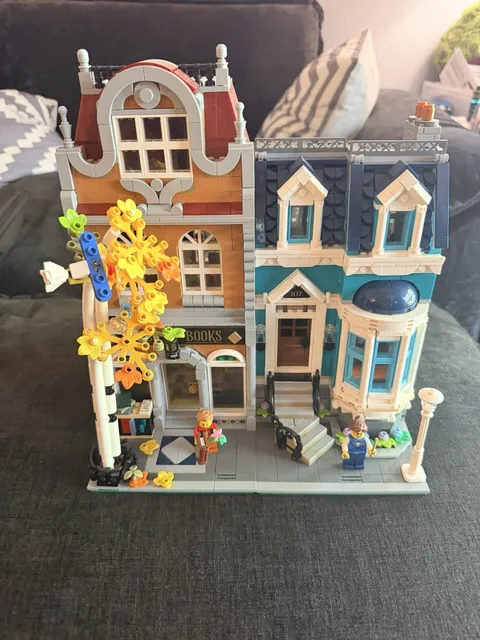 LEGO Creator Expert Bookshop 10270 COMPLETE Modular Retired  w/ Minifigures