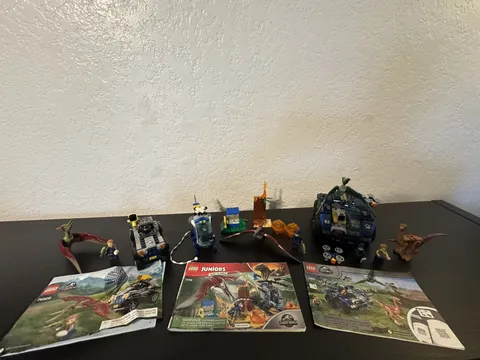 3 LEGO Jurassic World: Gallimimus and Pteranodon Breakout; 2 Pteranodon sets
