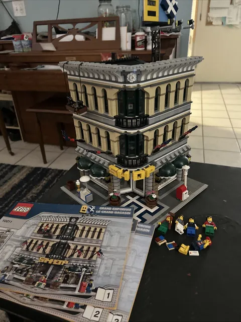 LEGO Creator Expert 10211 Grand Emporium 100% Complete w/ Instructions & Minifig