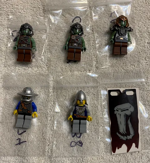 Lego - 5 Mini-Figures & Flag For Castle  Set 7037 "Tower Raid"