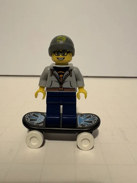 Lego Minifigure Series 4 - SKATEBOARDER Street Skater w/ Board & WRONG PANTS