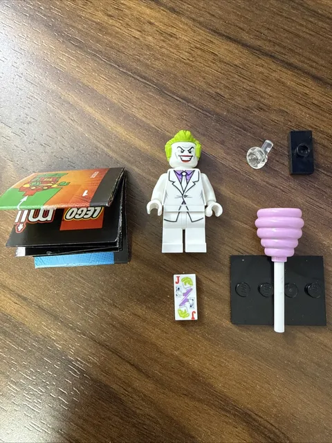 Lego DC Super Heroes The Joker Minifigure 71026