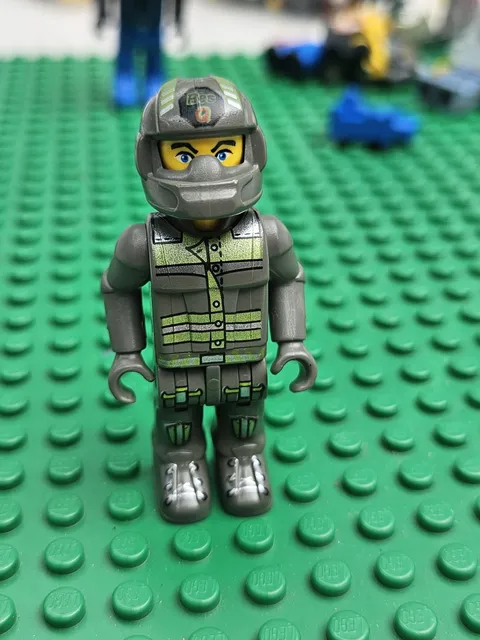 Vintage LEGO Jack Stone Juniors Mini Figure Res-Q Closed Faced Helmet Minifigure