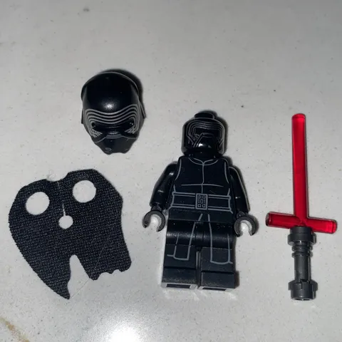 LEGO Star Wars Supreme Leader Kylo Ren With Cape and Lightsaber SW0663 75256