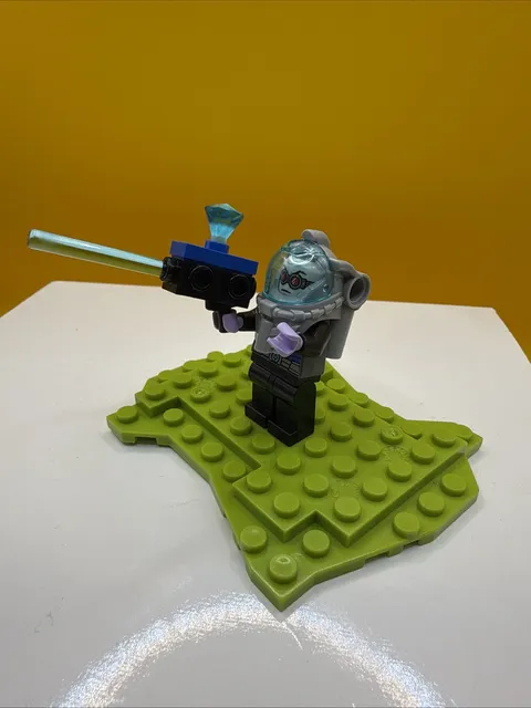 Lego Mr. Freeze Minifigure DC Super Heroes Batman 10737 sh0355 With Accessories