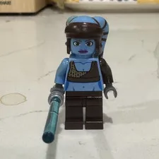 LEGO Star Wars  Aayla Secura - Large Eyes Minifigure with Lightsaber