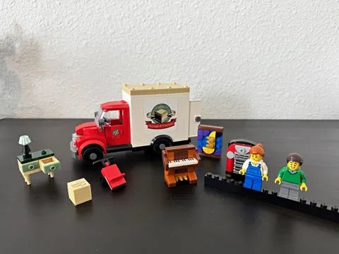 LEGO Icons: Moving Truck 100% complete