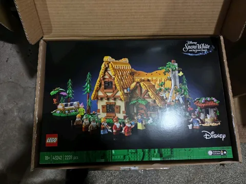 LEGO Disney Princess: Snow White and the Seven Dwarfs' Cottage (43242)