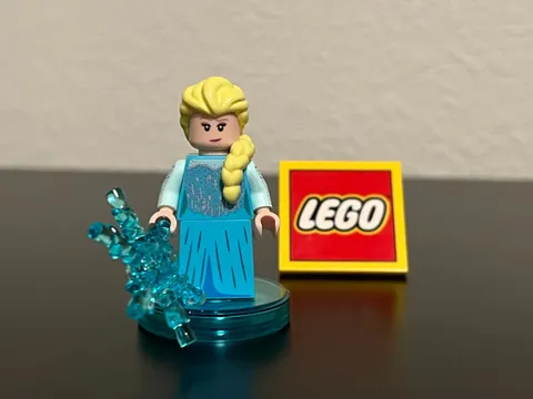 LEGO Disney Frozen 2019 Elsa (dis032) w/snowflake Retired Excellent Condition