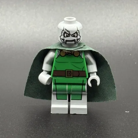 LEGO Marvel Super Heroes Dr. Doom Minifigure Set 76005 