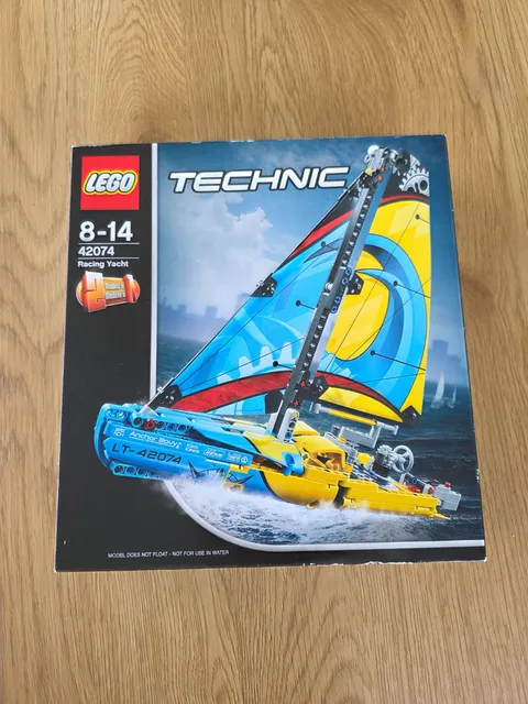 LEGO TECHNIC: Racing Yacht (42074)