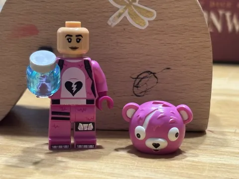 CUDDLE TEAM LEADER Minifigure 77073 LEGO Fortnite Battle Bus