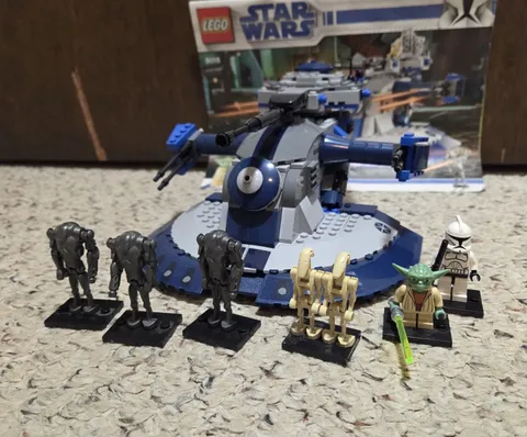 LEGO Star Wars Clone Wars Armored Assault Tank AAT 8018 407pcs Yoda Complete
