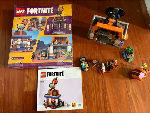 LEGO FORTNITE Durr Burger Restaurant 77076 Building Kid Collectible Toy Loc H