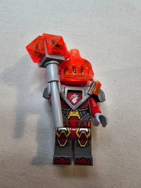 LEGO Minifigure Macy Halbert - Trans-Red Visor and Armor