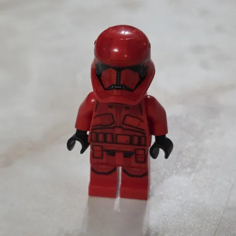 Authentic bright red LEGO Star Wars Sith Trooper minifigure (designation sw1065)