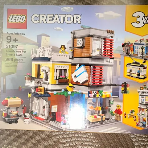 LEGO Creator 3-in-1 Townhouse Pet Shop & Café 31097 969pcs 9+